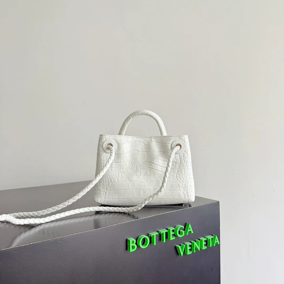 Batch 2880 BOTTEGA VENETA crocodile leather mini andiamo is paired with a four-piece oak hardware set, making the entire bag more layered. As a classic model of the BV family, each innovation brings different surprises to fans. There are three ways to carry it with different makeup. Crocodile skin is called the gold in leather and is famous for its top luxury and rarity. During use, the luster of the crocodile skin will not fade or fade with time. No matter how long it is used, it will still remain new. And because each crocodile skin is different, the effect of each crocodile leather bag is different. Style number: 777614+wood hardware Size: 22*15.5*9cm